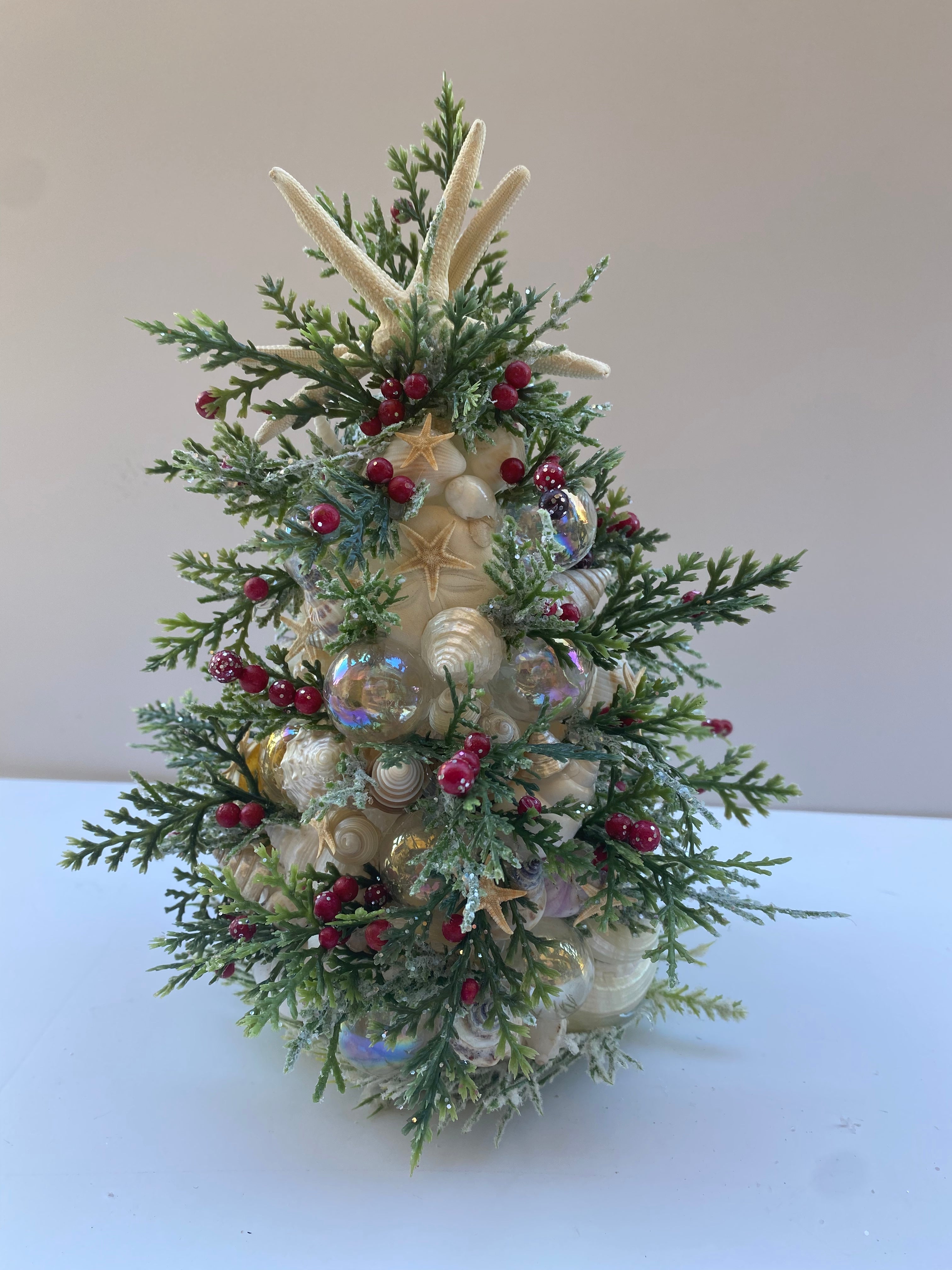 Shell Christmas tree with Red berries