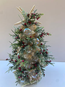 Shell Christmas tree with Red berries